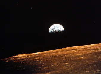 Vy över jorden från Apollo 10 från cirka 100 000 miles. Europa, Asien och delar av Afrika synliga med visst molntäcke. NASA fotografi.